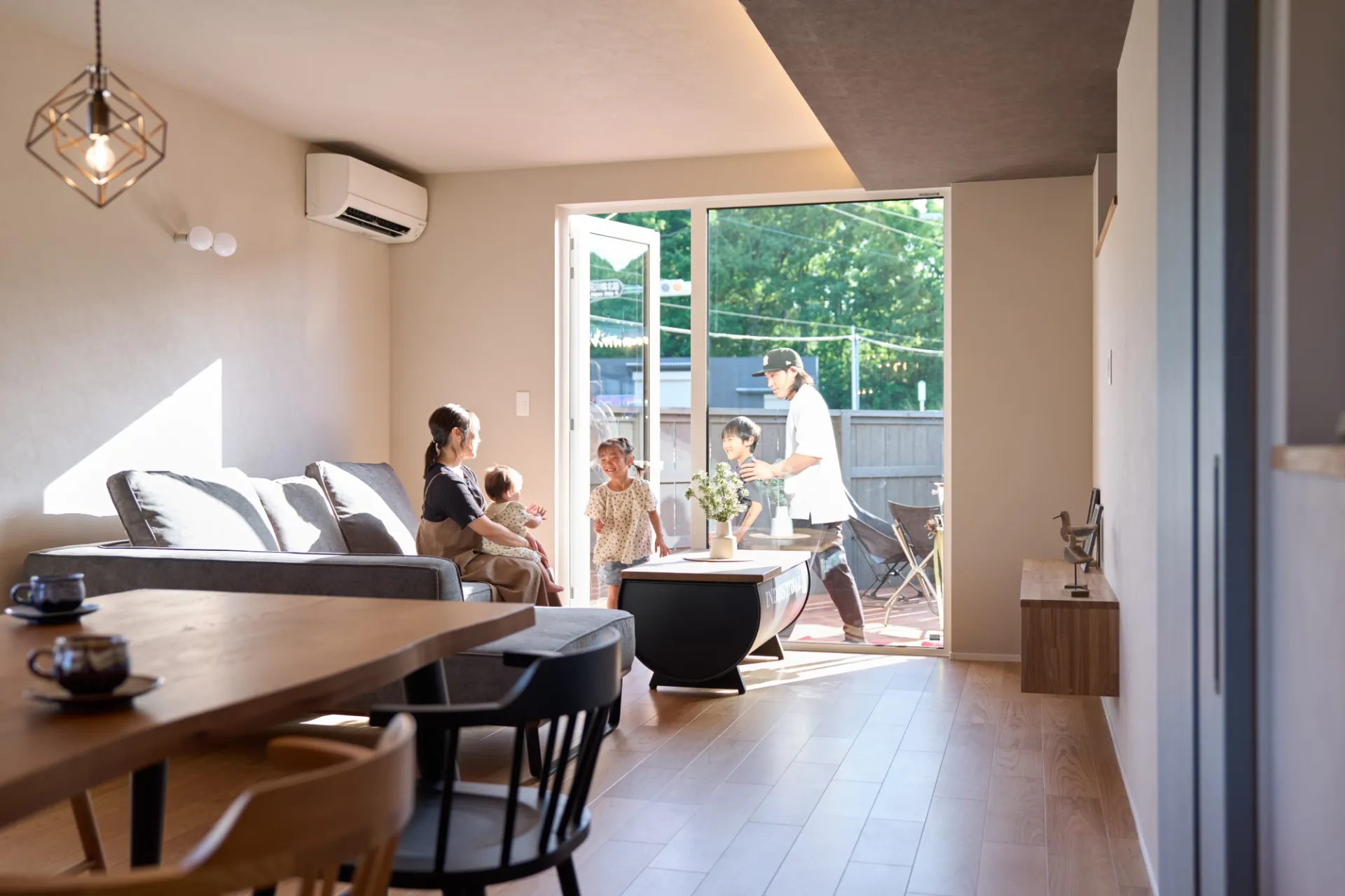 焚き火も、料理も、団らんも。“回遊動線の1.5階”の暮らし