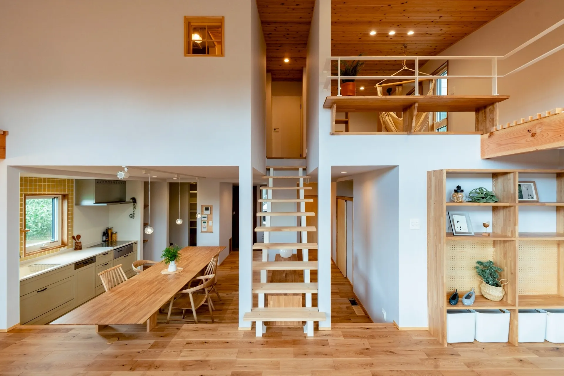 開放感と安心感を両立した、白い木の家